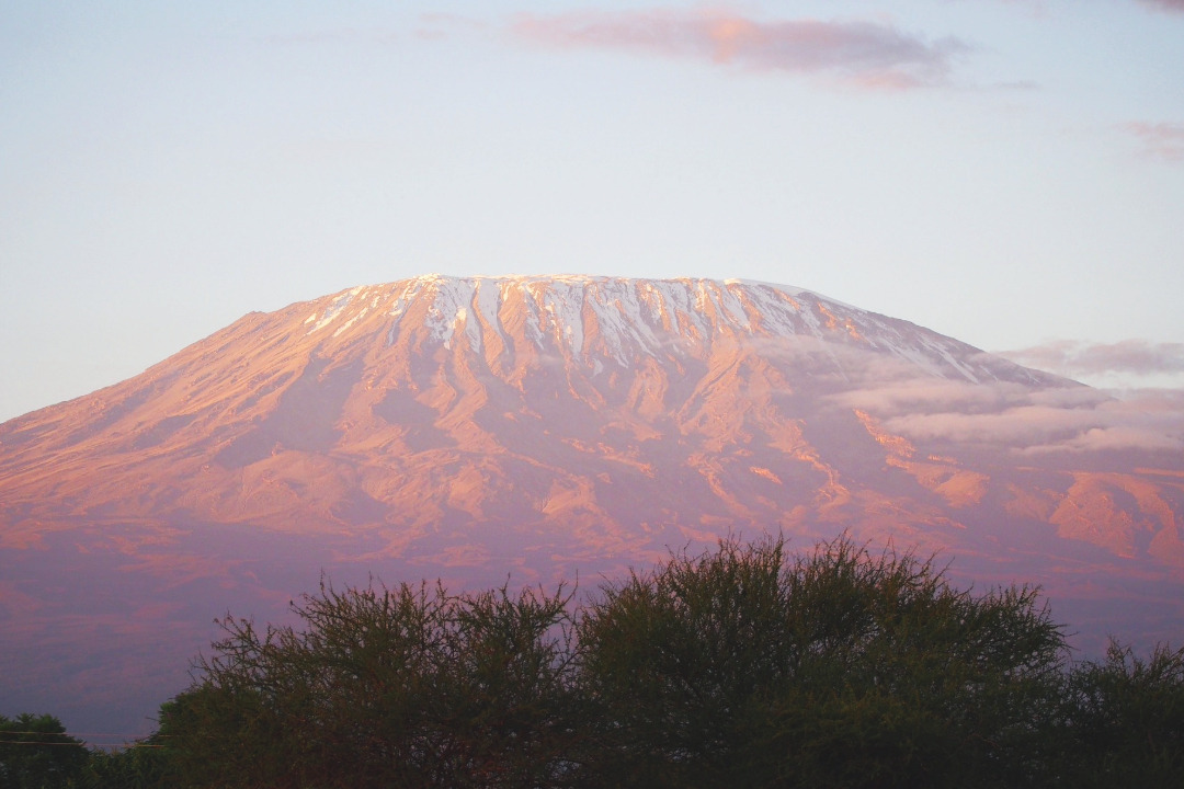Ein Blick auf den Kilimandscharo bei Sonnenuntergang